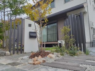 門周り　枕木アプローチ　角柱　植栽