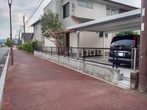 生垣と芝法面を改修　ブロック土留めとメッシュフェンス