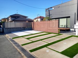 既存駐車場目地　人工芝施工　下地コンクリート打設