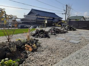 溶岩石　植栽植え込み　防草対策