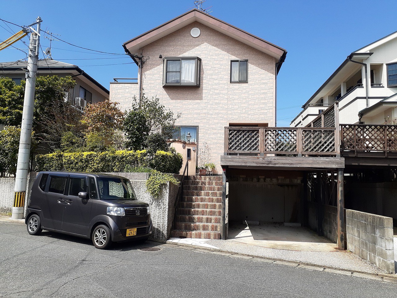 鉄骨と天然木で駐車スペース上にデッキ 経年劣化