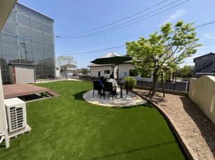 ガーデン　人工芝　テラス　パラソル　庭　洋風　曲線
