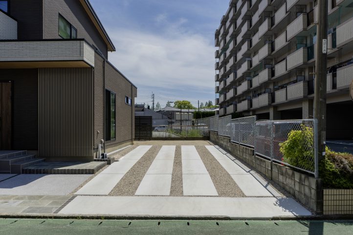 轍状　コンクリート　駐車場