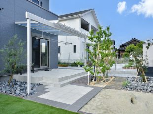 テラス　屋根　ガーデン　タイル　人工芝　お庭　家族　団欒