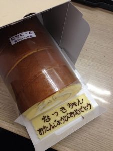 誕生日　ケーキ　ロールケーキ