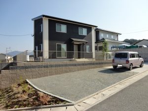 田川市　新築外構　施工例　化粧ブロック　メッシュフェンス　芝桜　