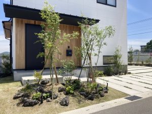 植栽　溶岩石　ナチュラルモダン　芝生　シンプル