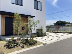 外構　ナチュラルモダン　シンプル　溶岩石　芝生　植栽