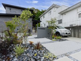 植栽が映えるグレーの門塀まわり