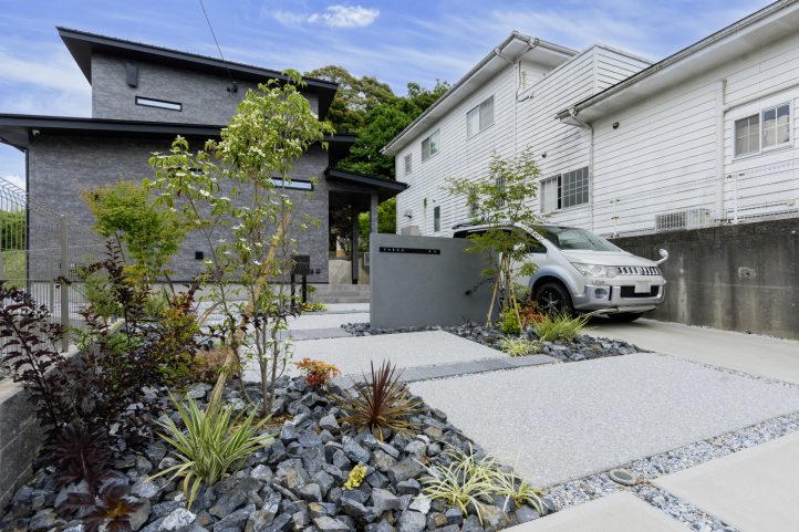 植栽が映えるグレーの門塀まわり