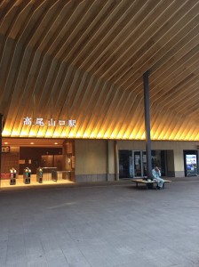 高尾山口駅前