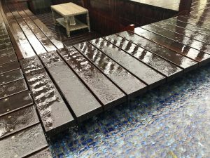 雨　ウリンデッキ　ハードウッド　相模原